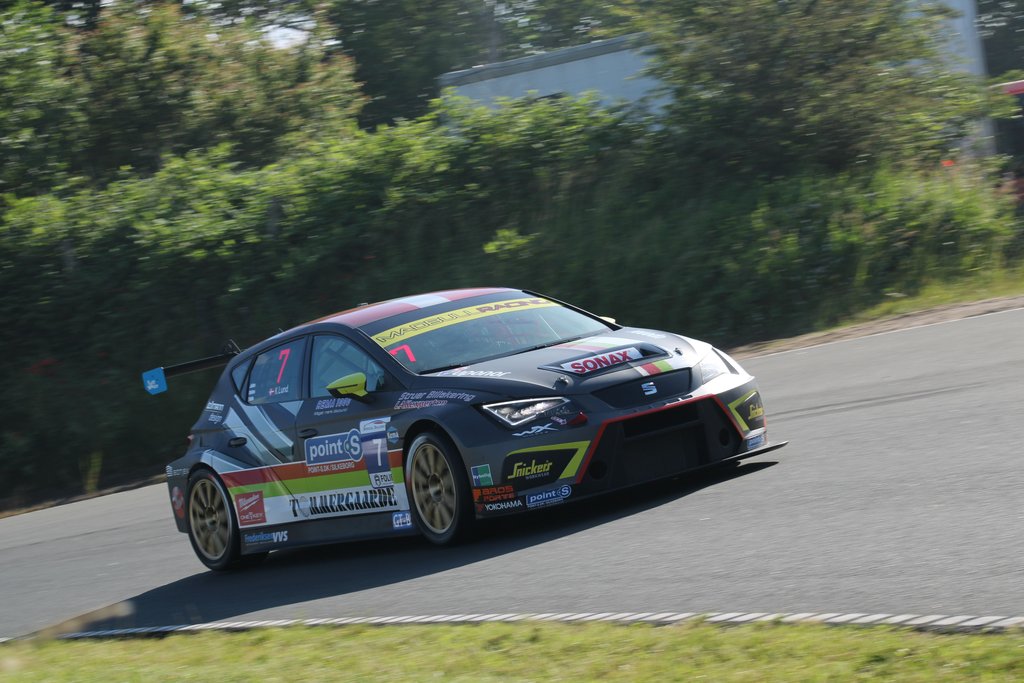 Kim Lund Johansen viste rigtig god fart i den grå Seat Leon TCR. Han gav Jesper Blom kamp til stregen i alle tre heats i weekenden, og skal nu bare finde de sidste marginaler, for at kunne køre først forbi det ternede flag.
(Foto: JJ Media)